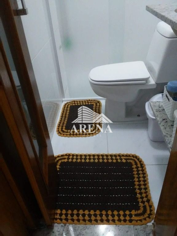 Belo sobrado com 3 quartos (1 suíte), sala, 3 banheiros, lavanderia, área para churrasco,área de luz