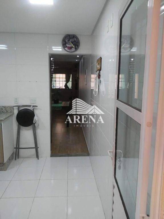 Belo sobrado com 3 quartos (1 suíte), sala, 3 banheiros, lavanderia, área para churrasco,área de luz