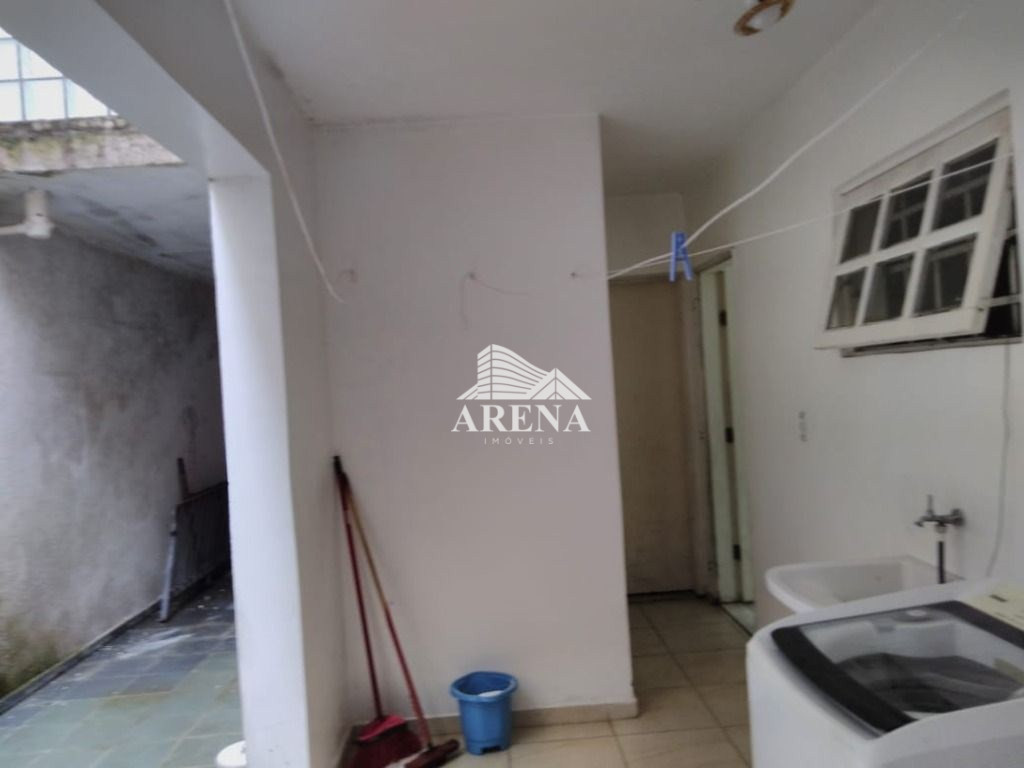 Sobrado de esquina com 3 suites ,sala, copa, cozinha, lavabo ,lavanderia , garagem para 4 carros gra