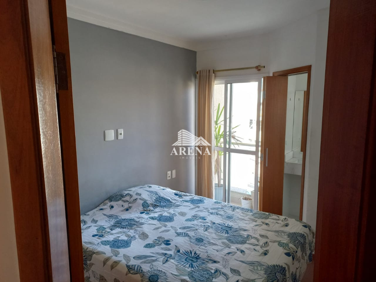 Ampla cobertura com 2 dormitórios ( 1 suíte) na Vila Bastos.