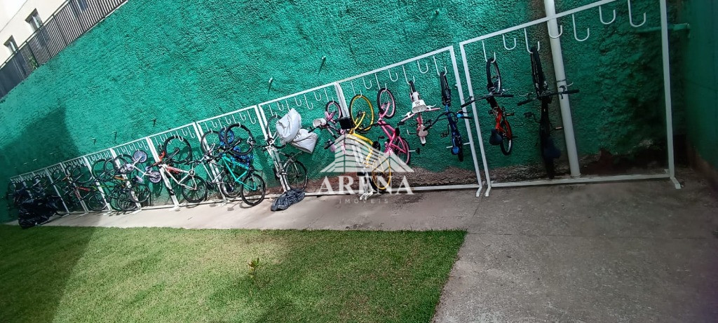 Apartamento com 2 dormitórios, sala, cozinha, lavanderia e 1 vaga de garagem. Condomínio com quadra,