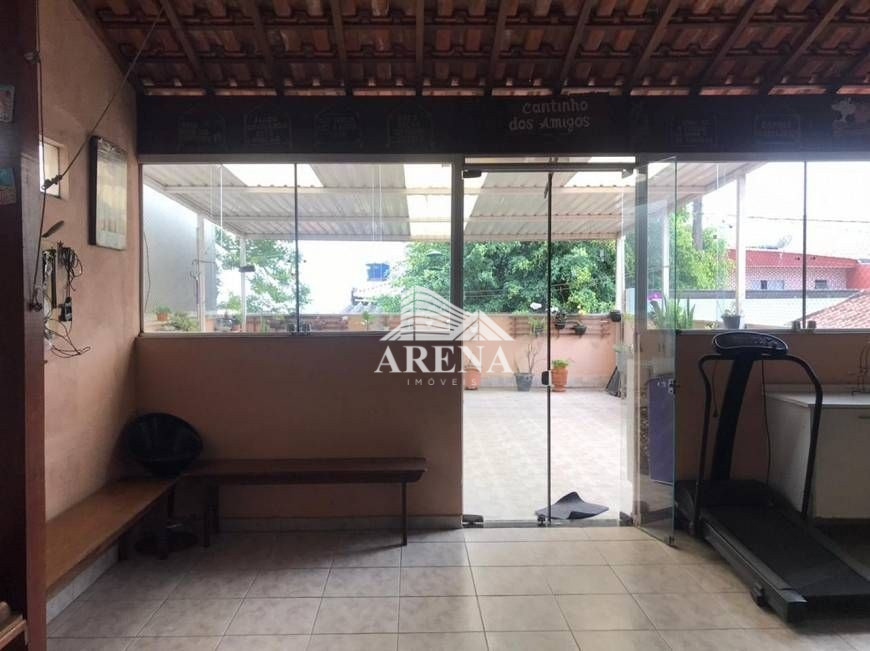 Linda casa com 3 dormitórios sendo 1 suite, sala ampla, cozinha com planejados, lavanderia. Hidro. E