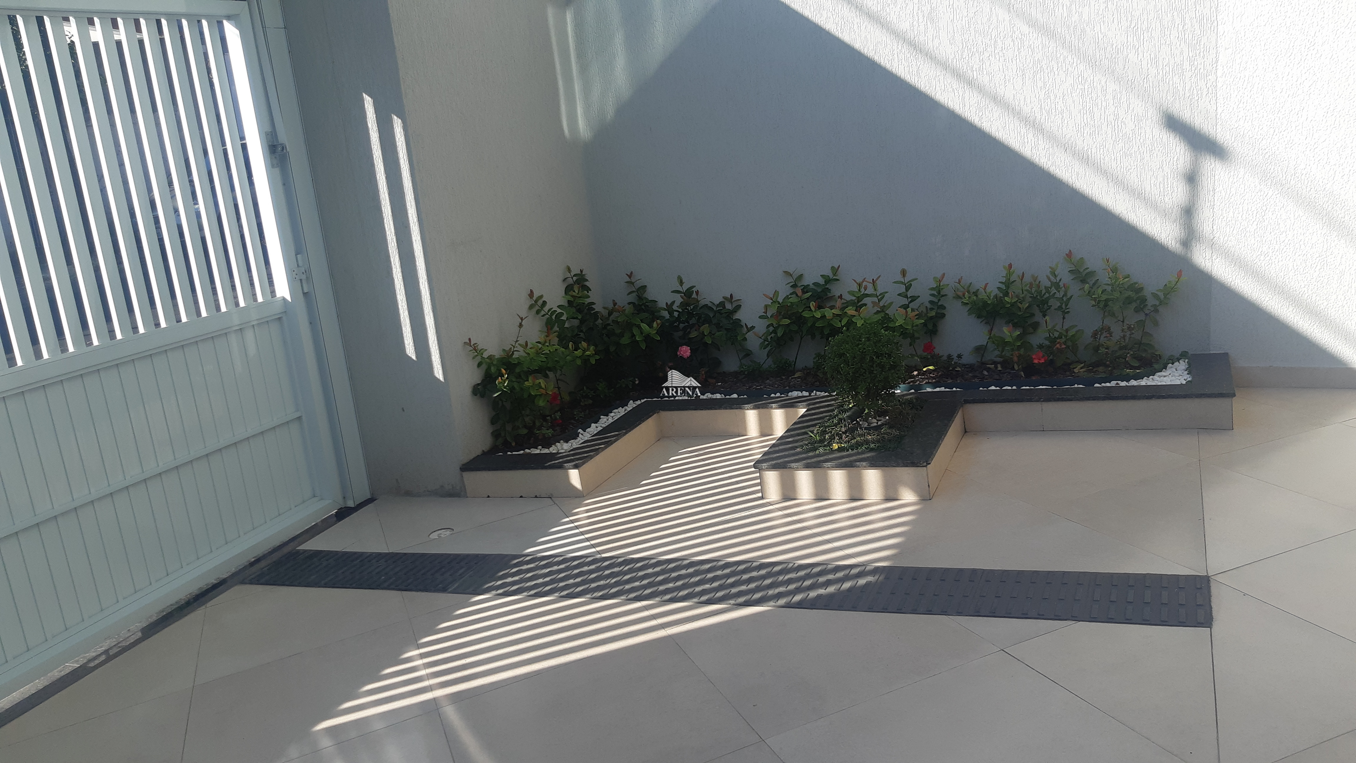 APTO NOVO TOTALMENTE ACABADO, COM ELEVADOR E SEM CONDOMÍNIO.