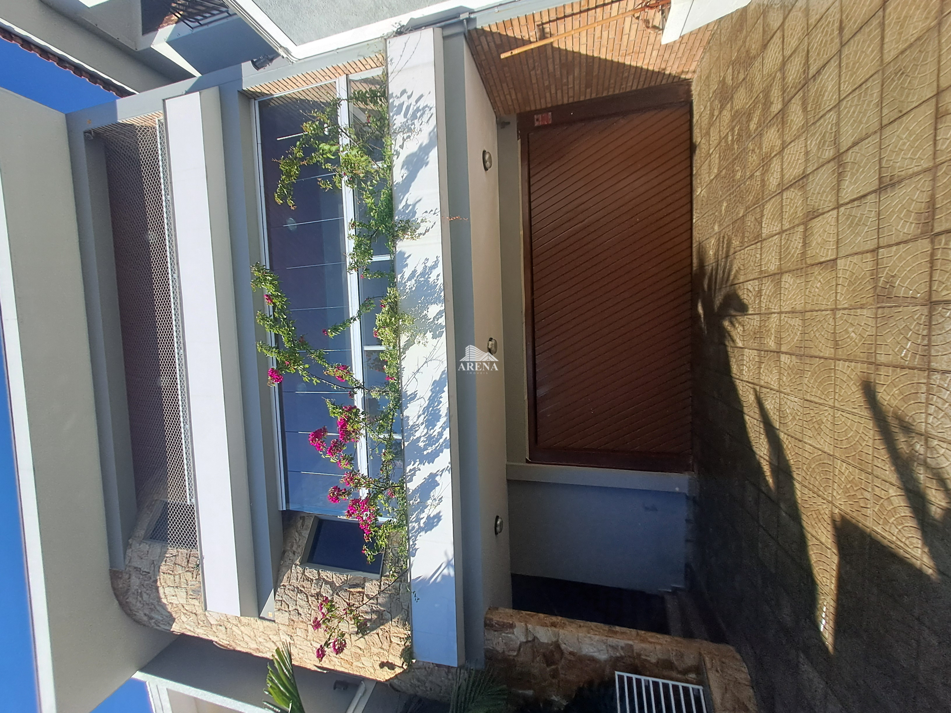 Sobrado com 4 quartos, sendo 3 com suíte e 411 metros quadrados de área construída, no Jardim Textil