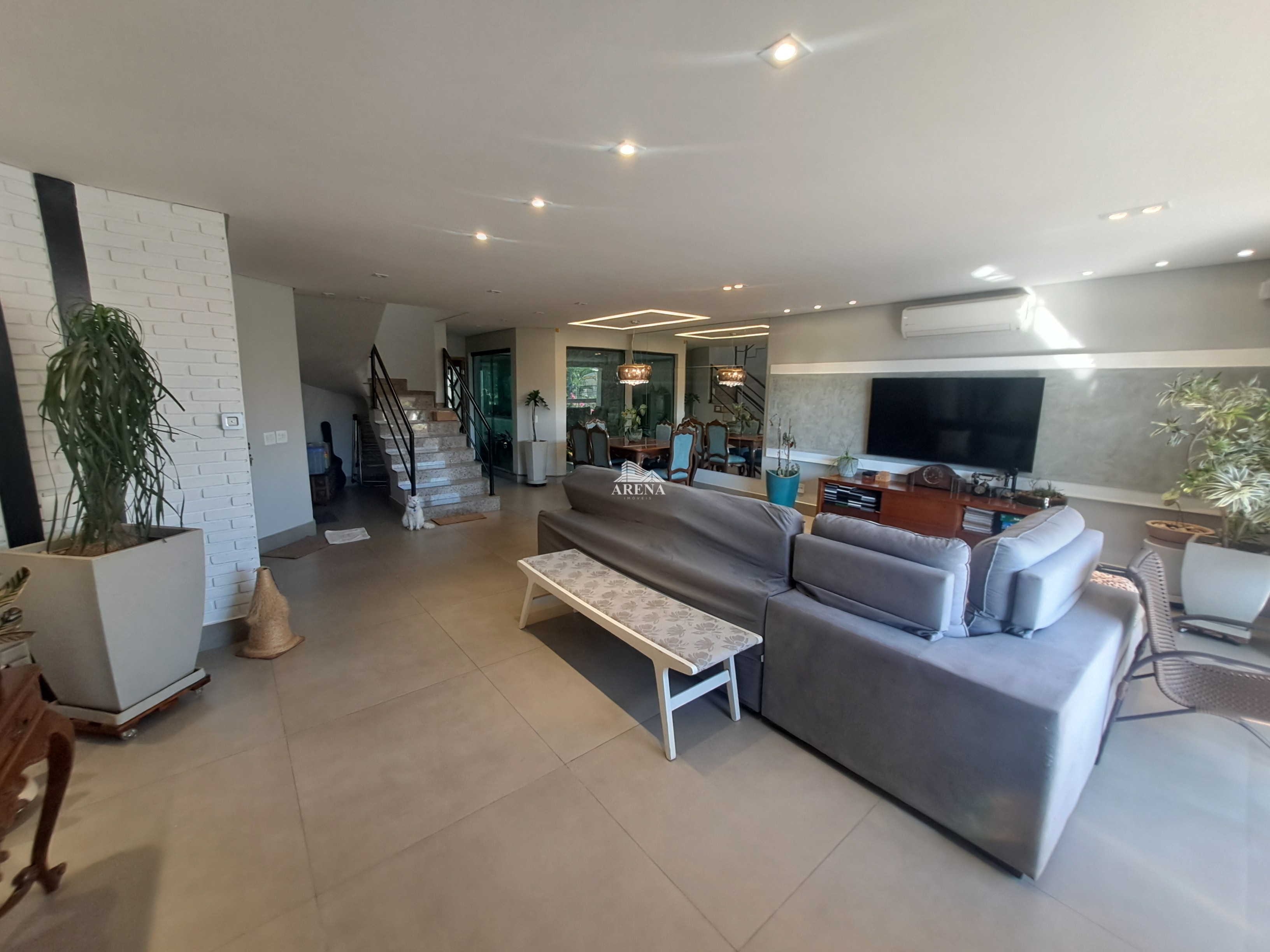 Sobrado com 4 quartos, sendo 3 com suíte e 411 metros quadrados de área construída, no Jardim Textil