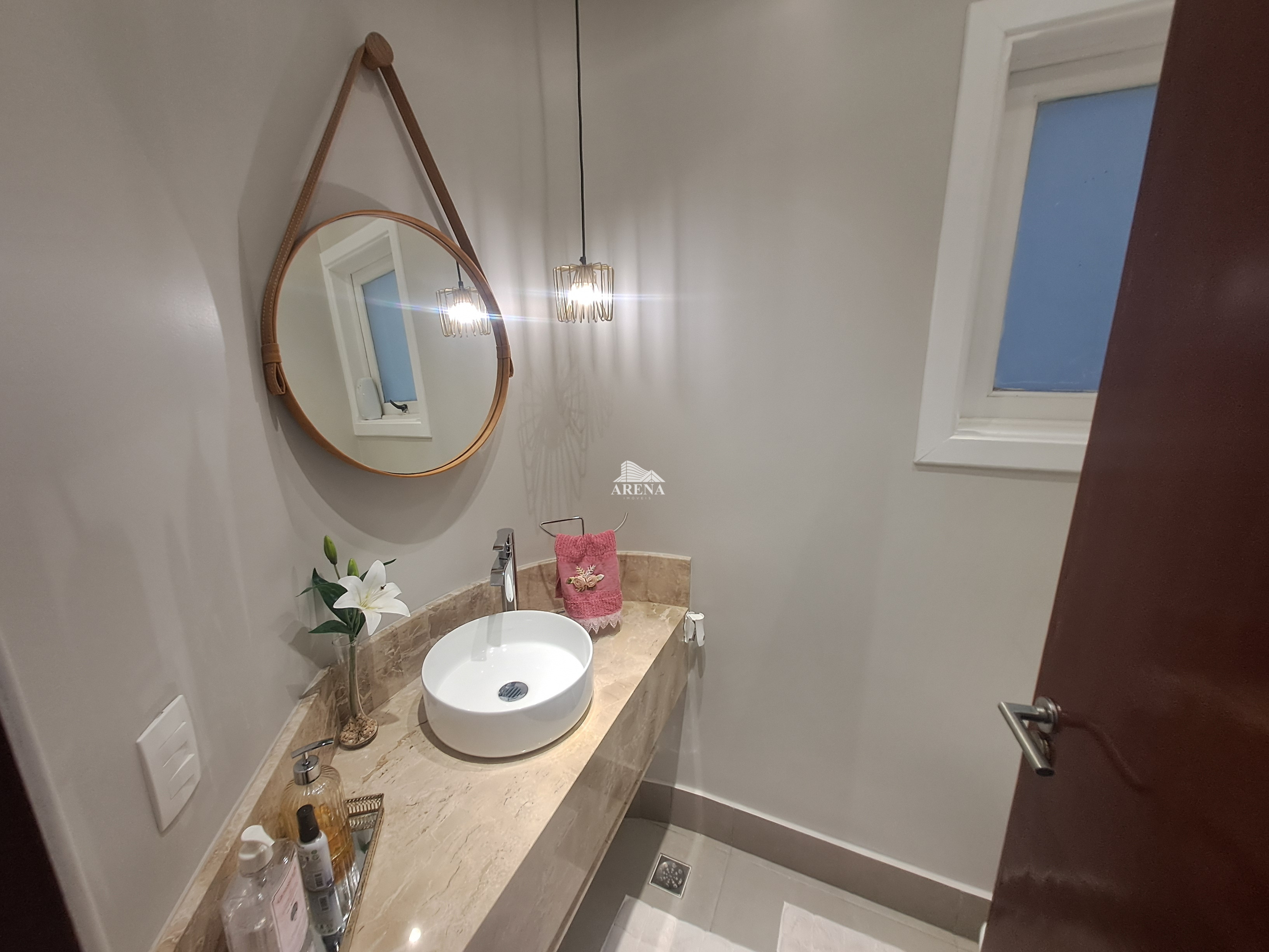 Sobrado com 4 quartos, sendo 3 com suíte e 411 metros quadrados de área construída, no Jardim Textil