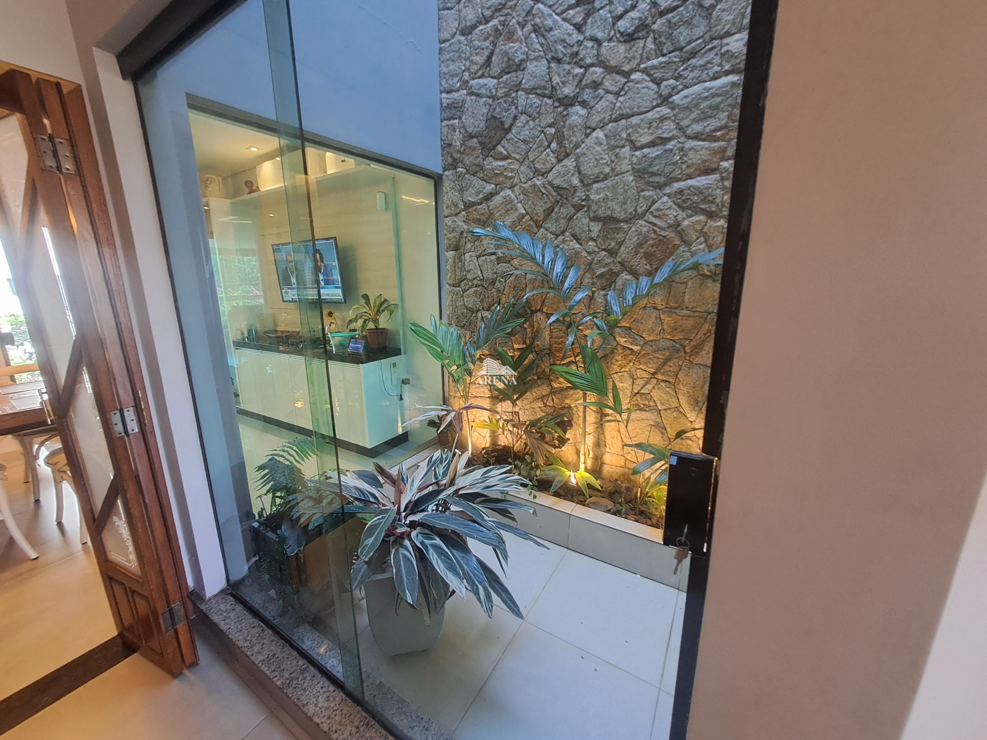 Sobrado com 4 quartos, sendo 3 com suíte e 411 metros quadrados de área construída, no Jardim Textil