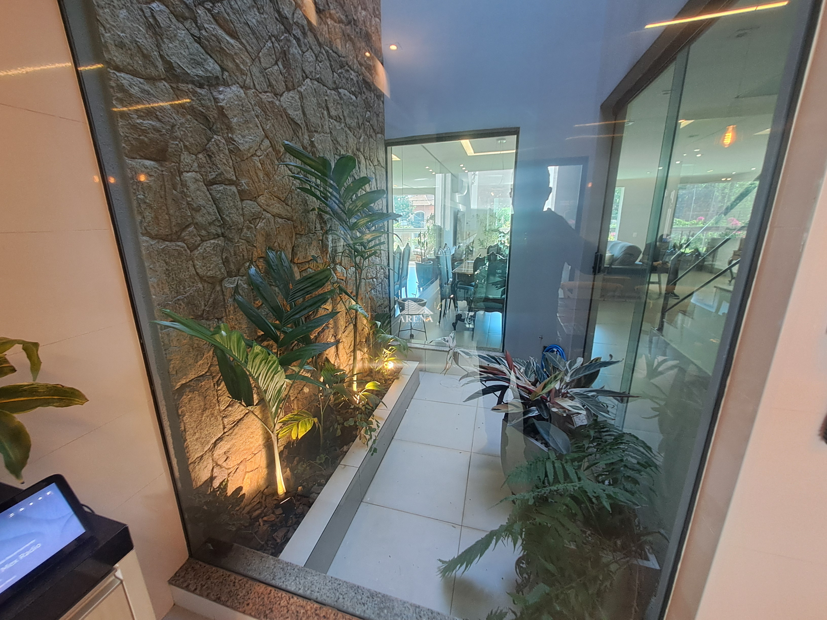 Sobrado com 4 quartos, sendo 3 com suíte e 411 metros quadrados de área construída, no Jardim Textil