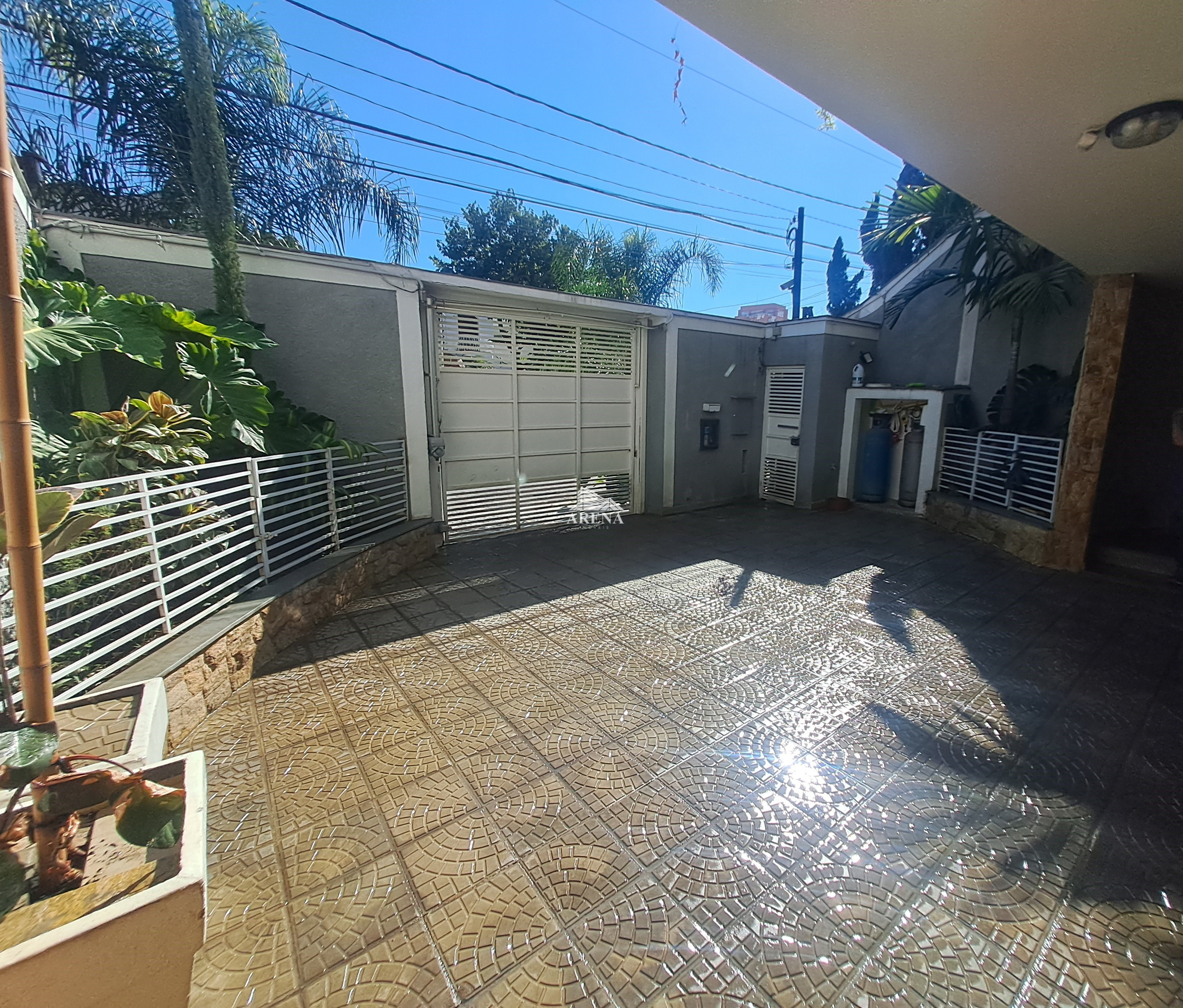 Sobrado com 4 quartos, sendo 3 com suíte e 411 metros quadrados de área construída, no Jardim Textil