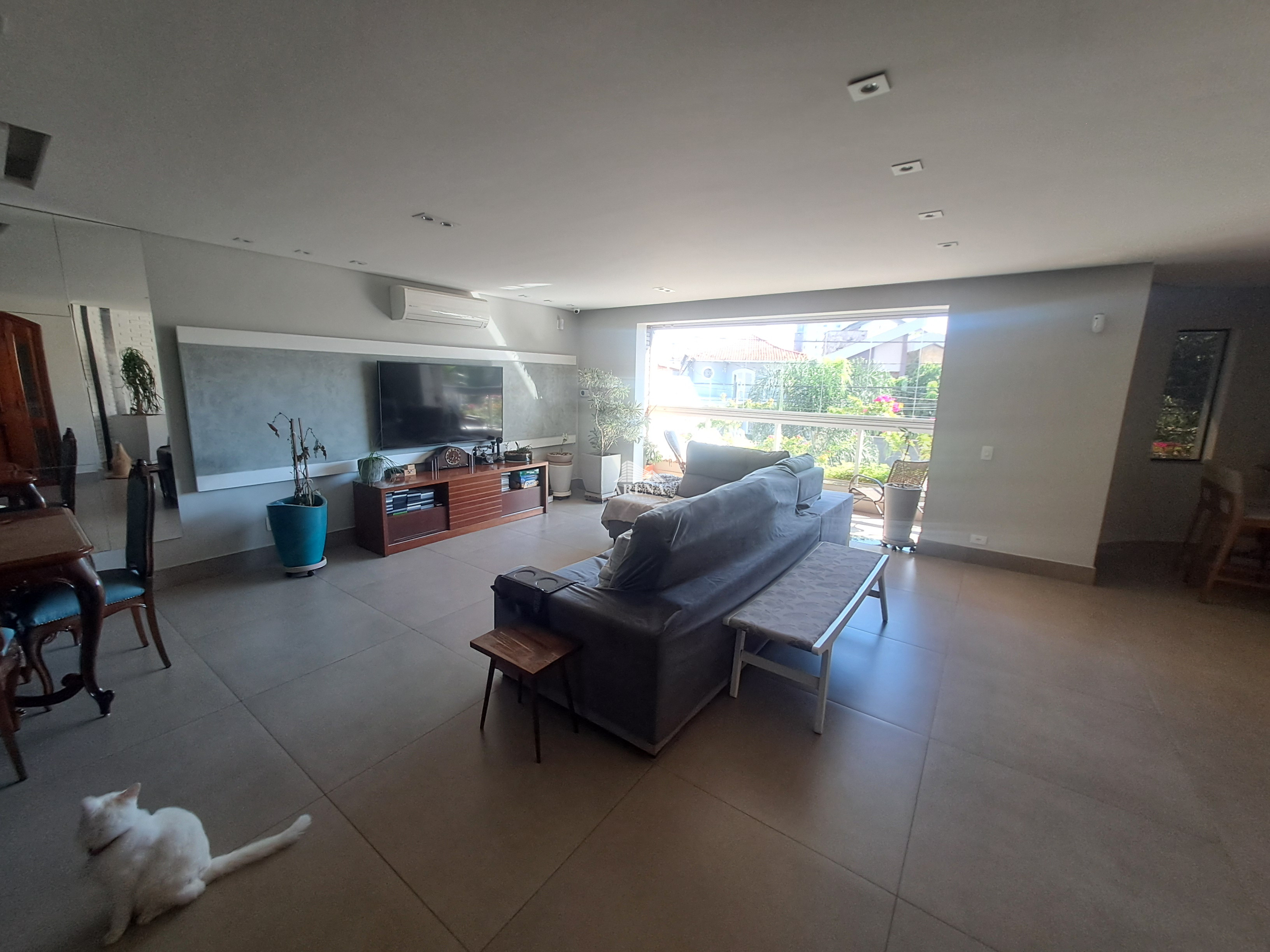 Sobrado com 4 quartos, sendo 3 com suíte e 411 metros quadrados de área construída, no Jardim Textil