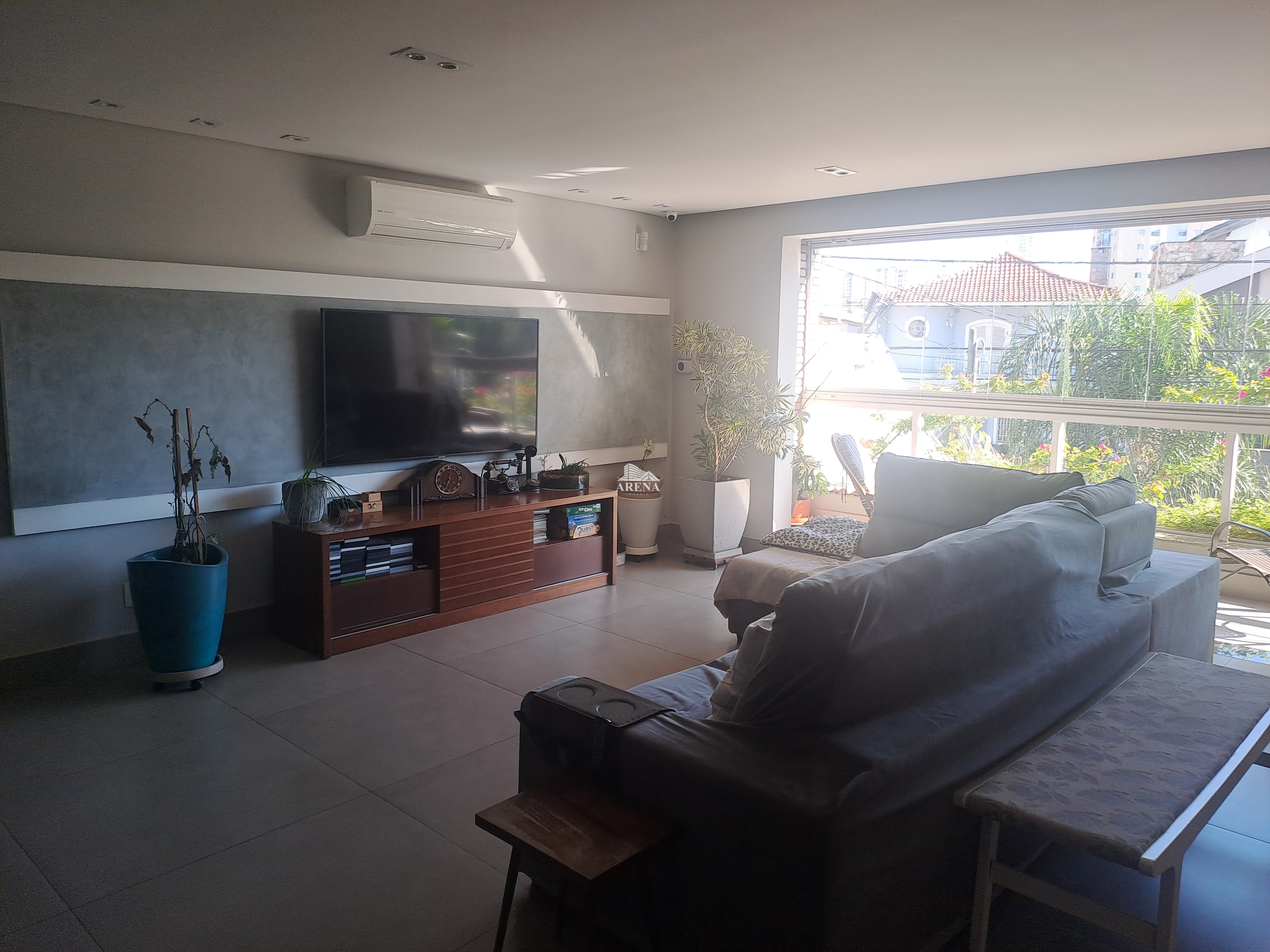 Sobrado com 4 quartos, sendo 3 com suíte e 411 metros quadrados de área construída, no Jardim Textil