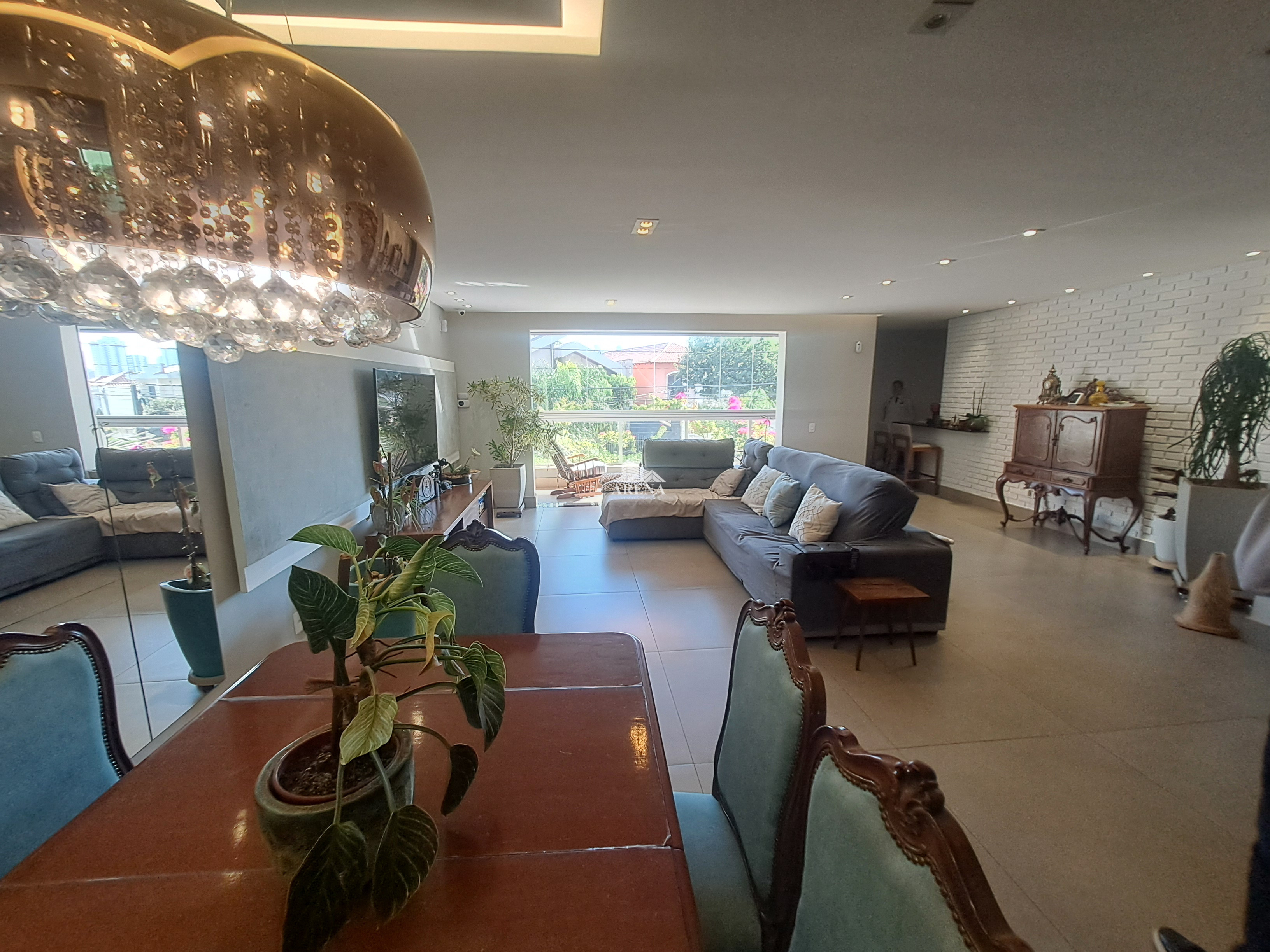 Sobrado com 4 quartos, sendo 3 com suíte e 411 metros quadrados de área construída, no Jardim Textil