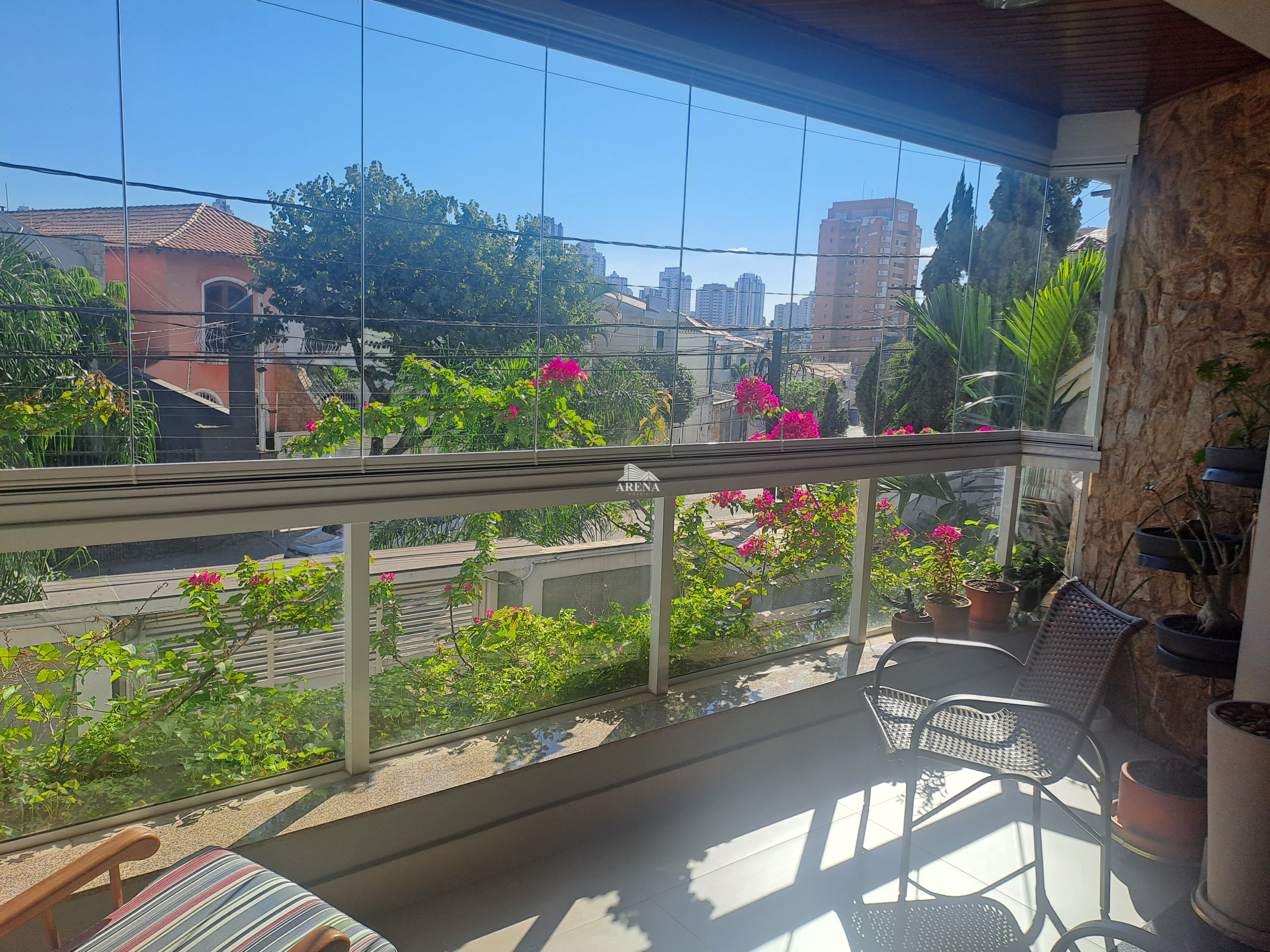 Sobrado com 4 quartos, sendo 3 com suíte e 411 metros quadrados de área construída, no Jardim Textil