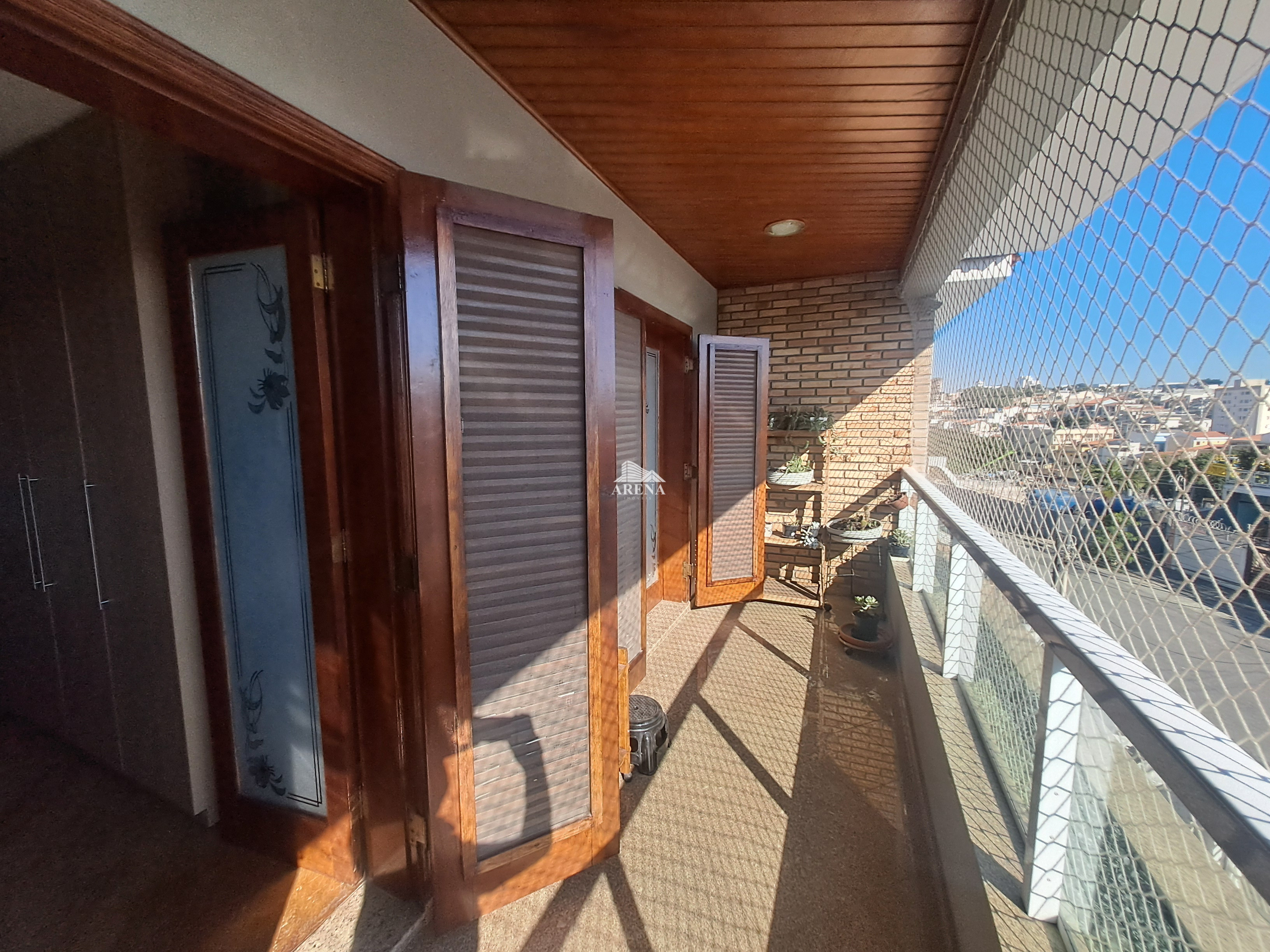 Sobrado com 4 quartos, sendo 3 com suíte e 411 metros quadrados de área construída, no Jardim Textil