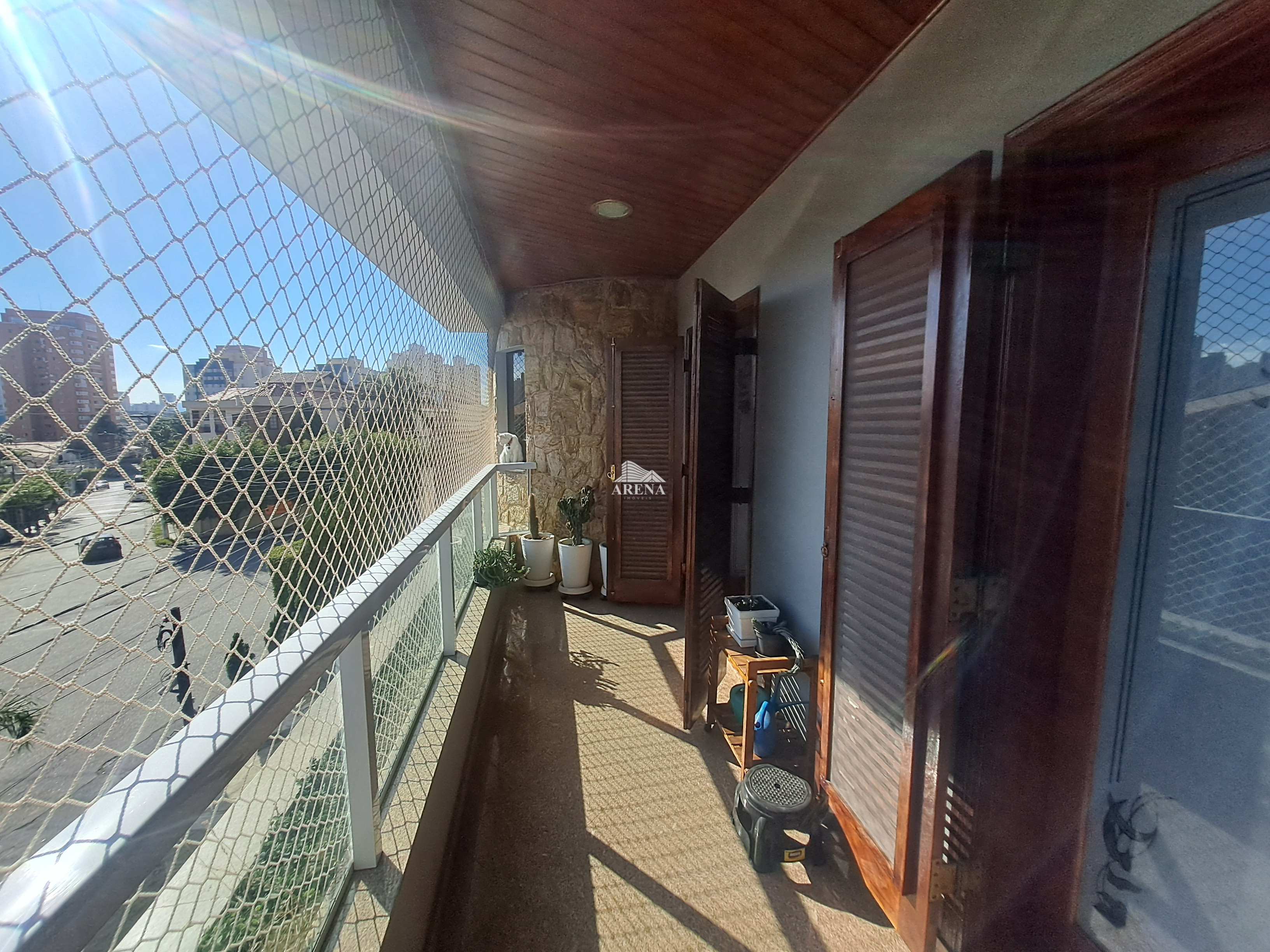 Sobrado com 4 quartos, sendo 3 com suíte e 411 metros quadrados de área construída, no Jardim Textil