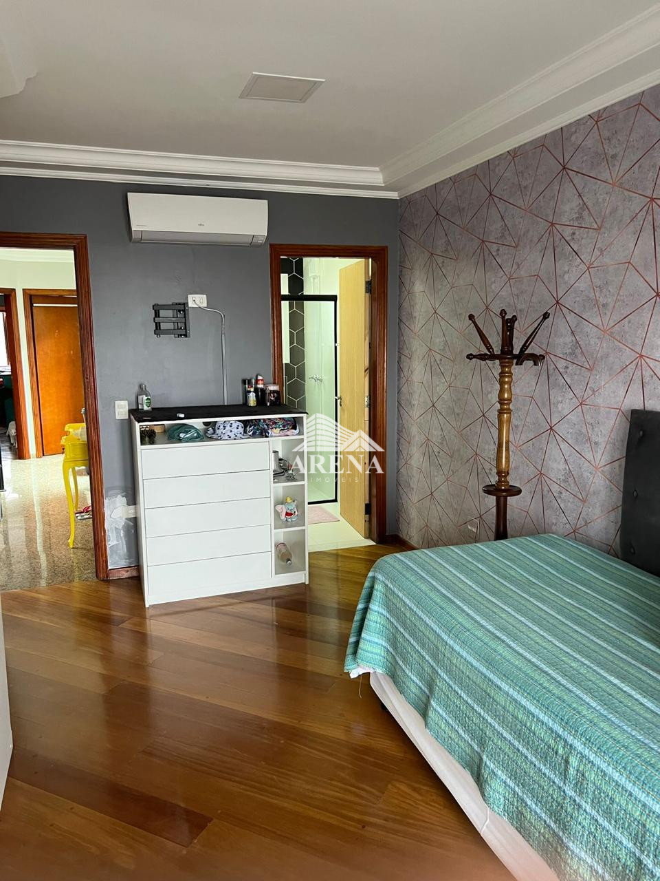 Sobrado com 4 quartos, sendo 3 com suíte e 411 metros quadrados de área construída, no Jardim Textil