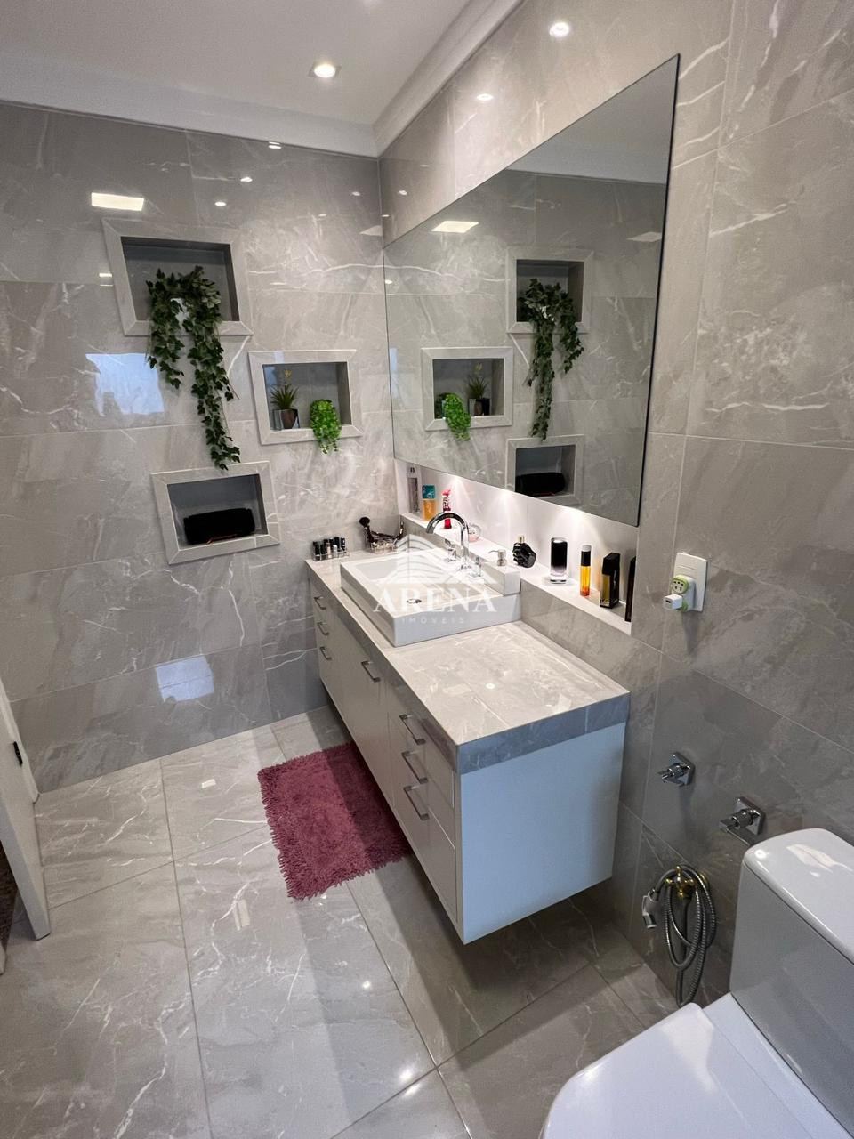 Sobrado com 4 quartos, sendo 3 com suíte e 411 metros quadrados de área construída, no Jardim Textil