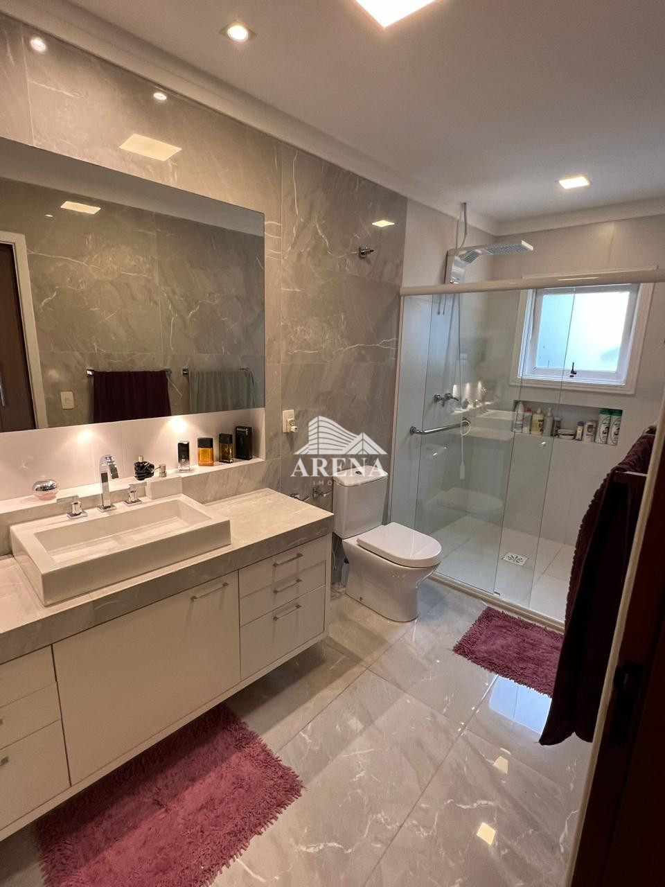 Sobrado com 4 quartos, sendo 3 com suíte e 411 metros quadrados de área construída, no Jardim Textil