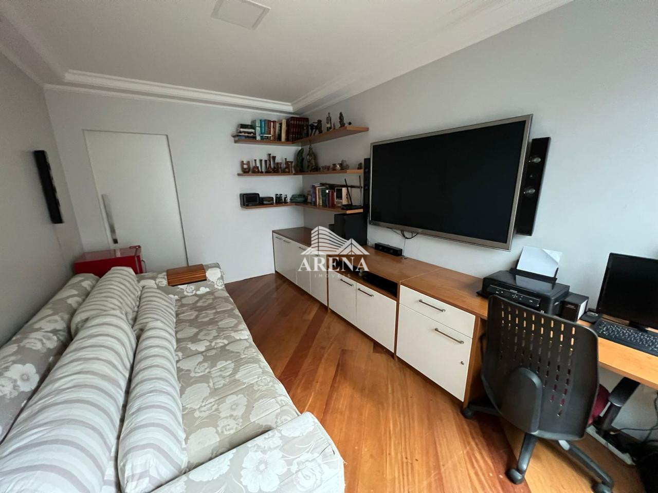 Sobrado com 4 quartos, sendo 3 com suíte e 411 metros quadrados de área construída, no Jardim Textil