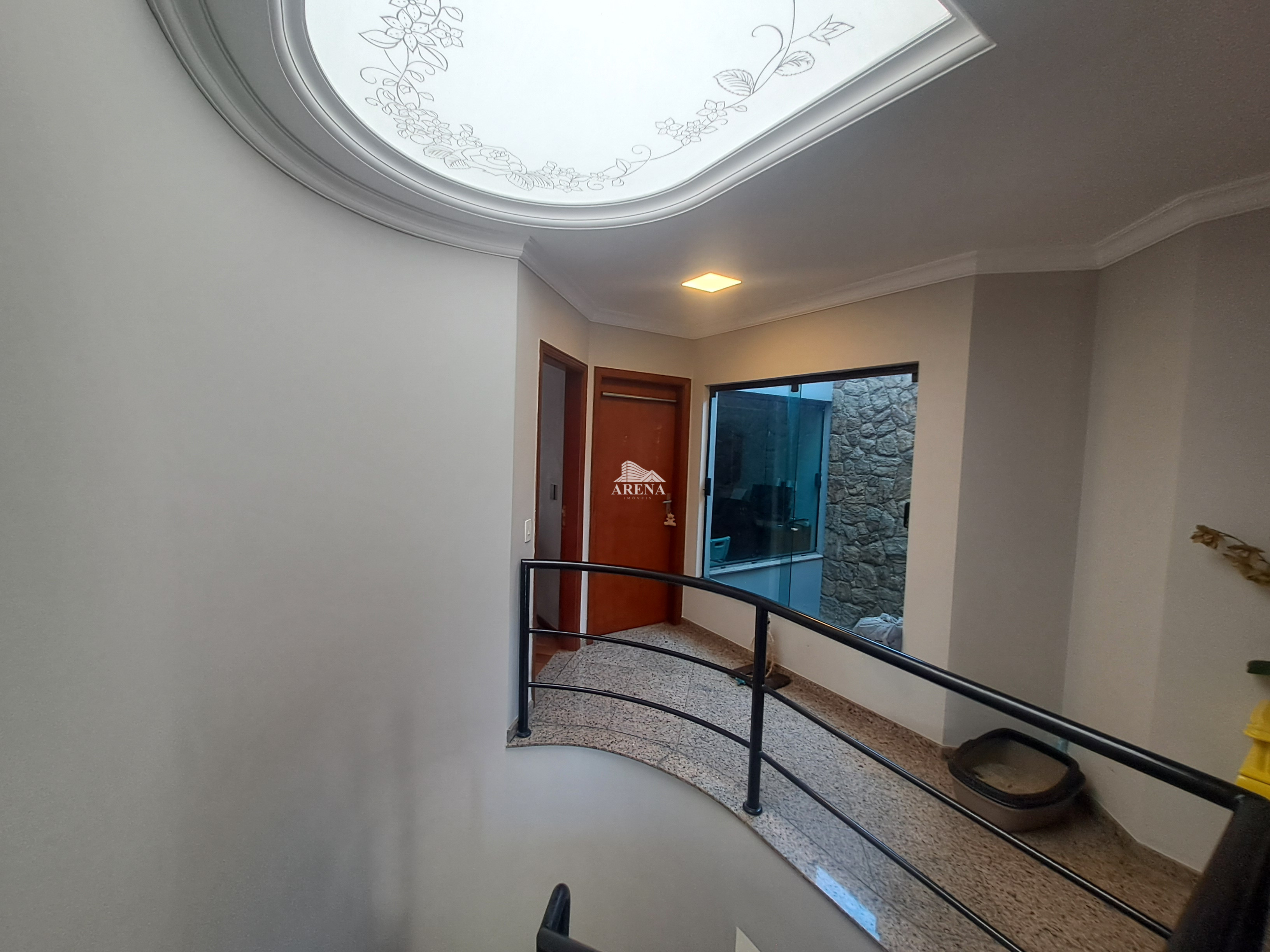 Sobrado com 4 quartos, sendo 3 com suíte e 411 metros quadrados de área construída, no Jardim Textil