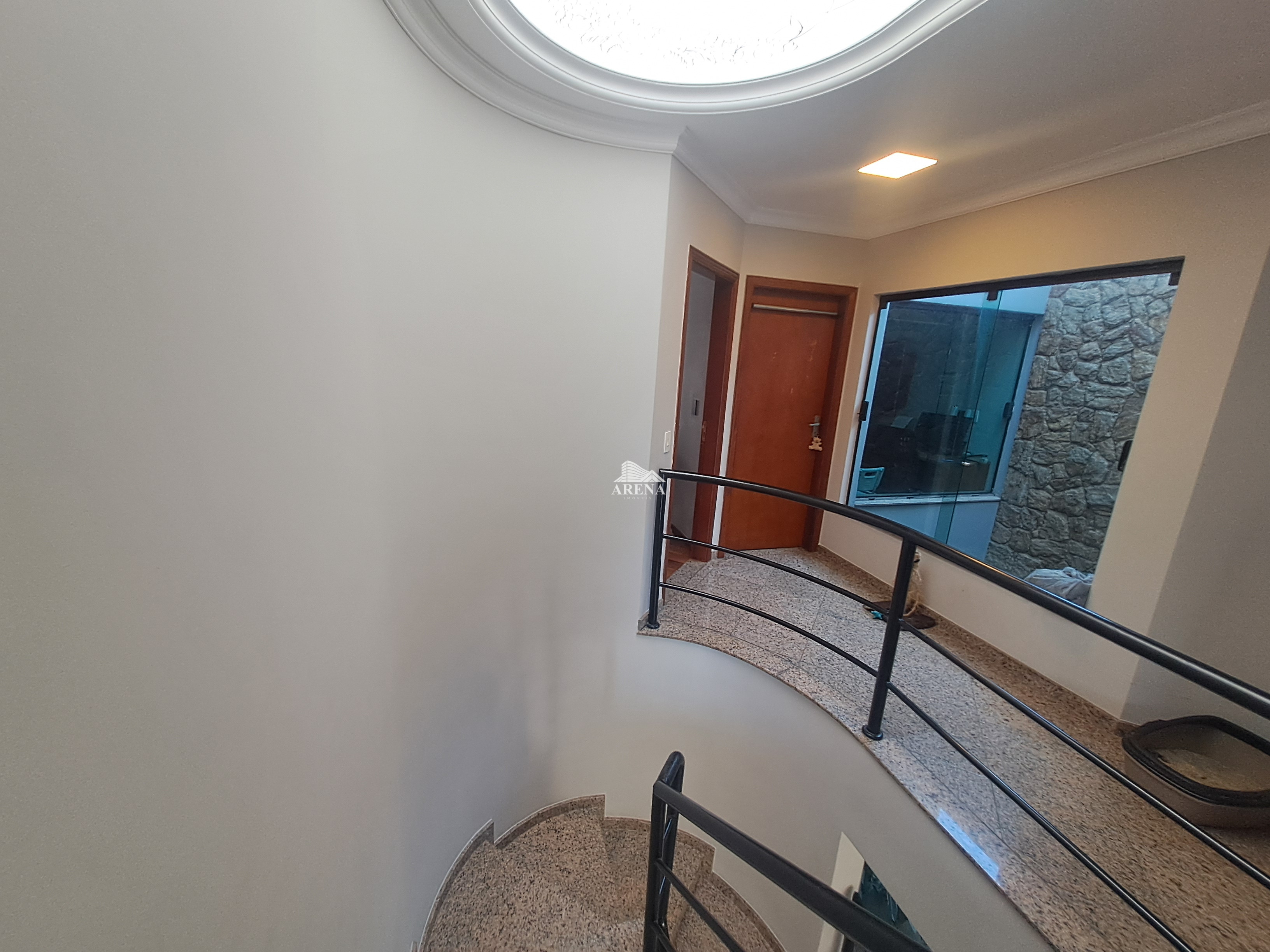 Sobrado com 4 quartos, sendo 3 com suíte e 411 metros quadrados de área construída, no Jardim Textil