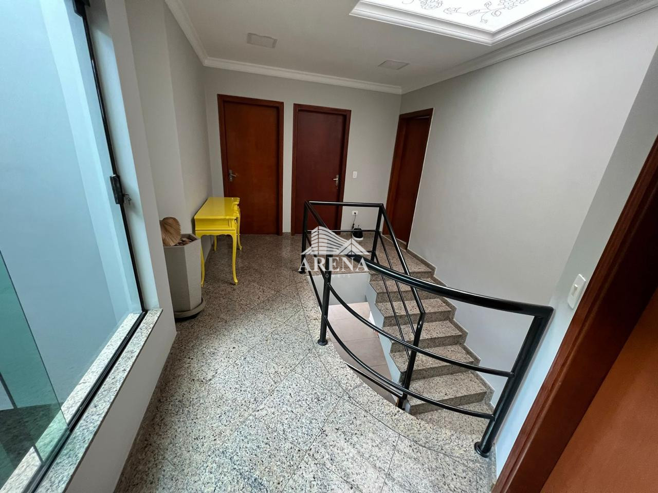 Sobrado com 4 quartos, sendo 3 com suíte e 411 metros quadrados de área construída, no Jardim Textil