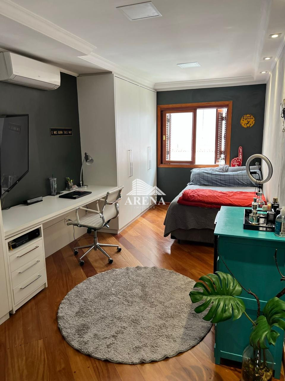 Sobrado com 4 quartos, sendo 3 com suíte e 411 metros quadrados de área construída, no Jardim Textil