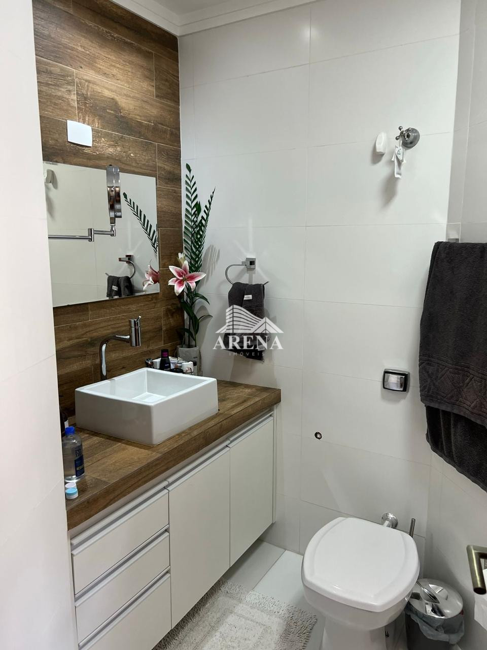 Sobrado com 4 quartos, sendo 3 com suíte e 411 metros quadrados de área construída, no Jardim Textil