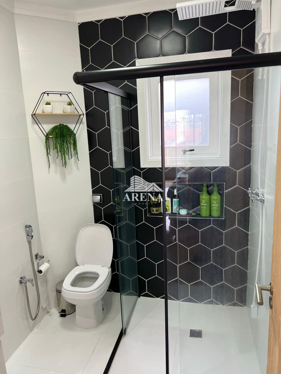 Sobrado com 4 quartos, sendo 3 com suíte e 411 metros quadrados de área construída, no Jardim Textil