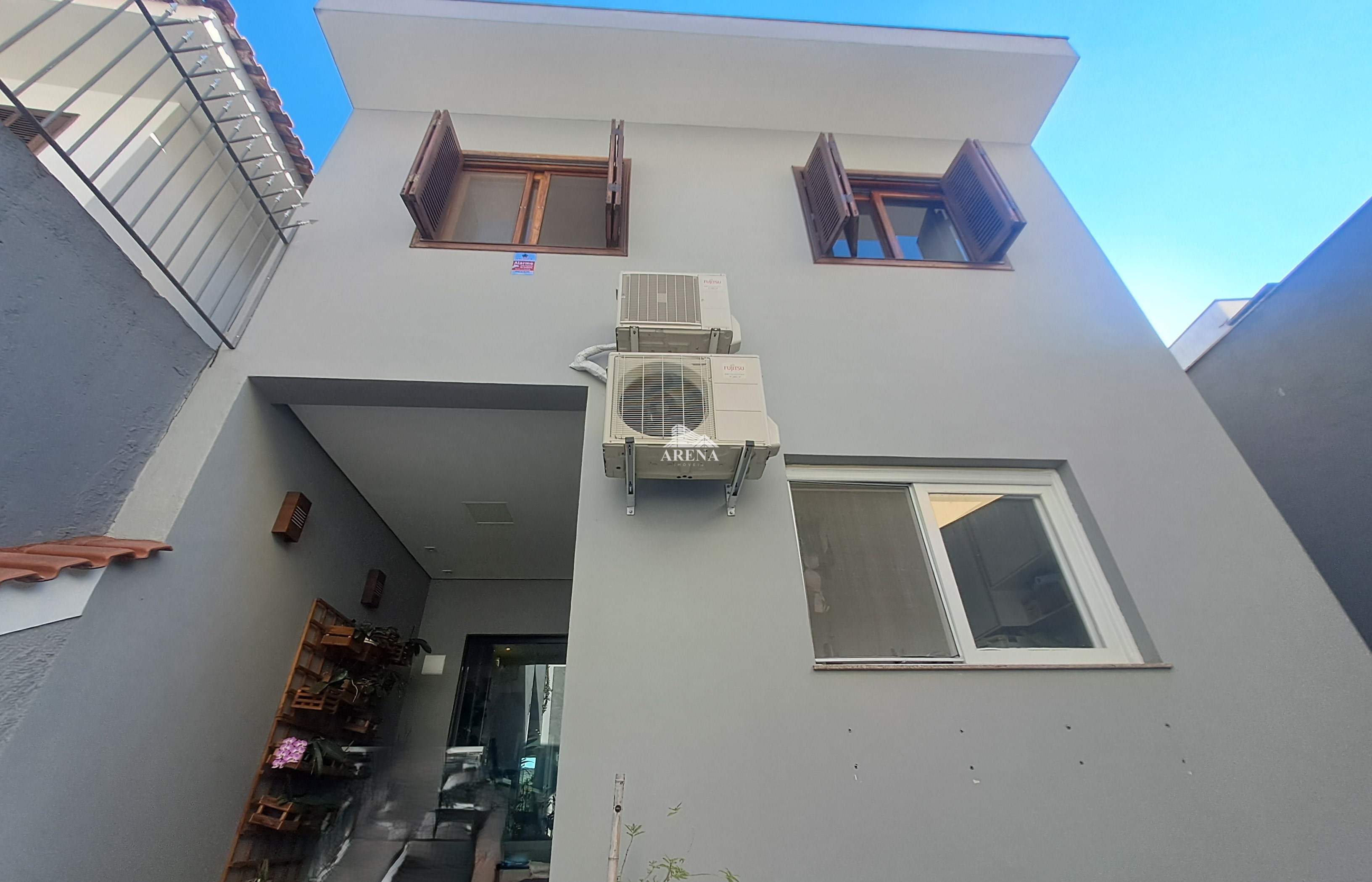 Sobrado com 4 quartos, sendo 3 com suíte e 411 metros quadrados de área construída, no Jardim Textil