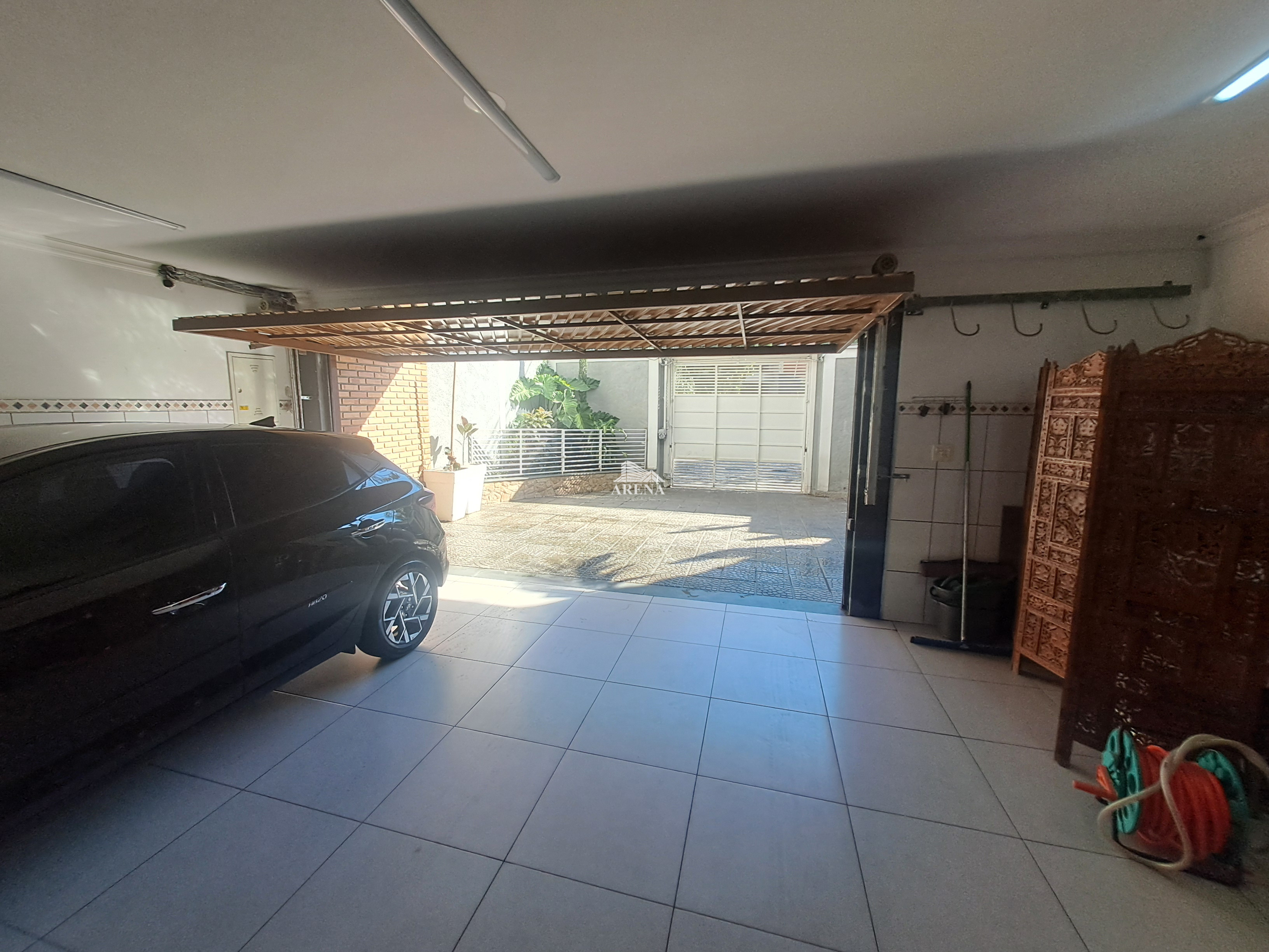 Sobrado com 4 quartos, sendo 3 com suíte e 411 metros quadrados de área construída, no Jardim Textil