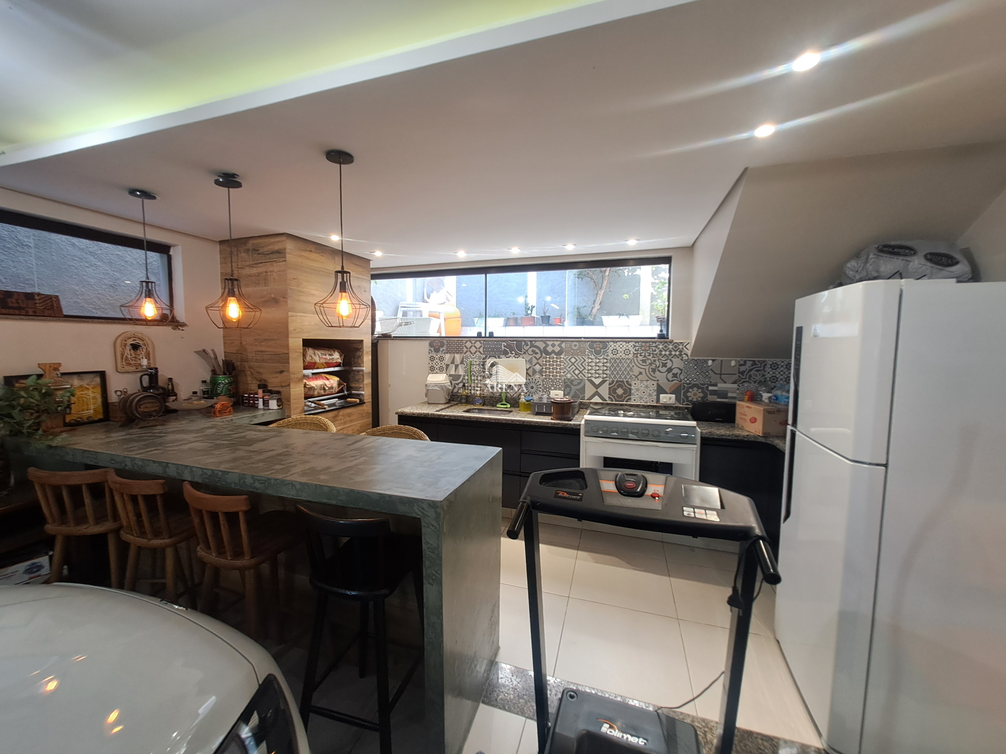 Sobrado com 4 quartos, sendo 3 com suíte e 411 metros quadrados de área construída, no Jardim Textil