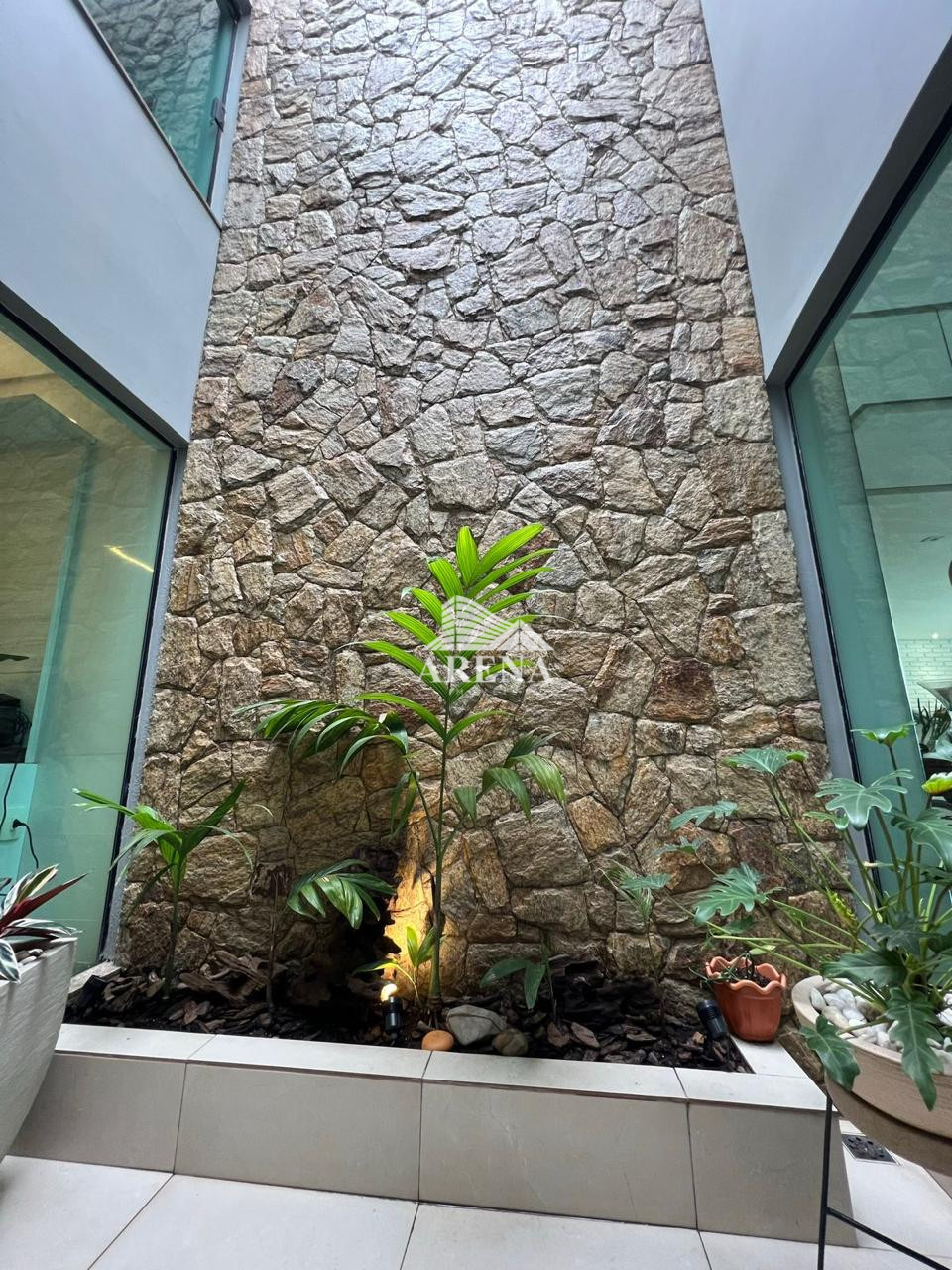 Sobrado com 4 quartos, sendo 3 com suíte e 411 metros quadrados de área construída, no Jardim Textil