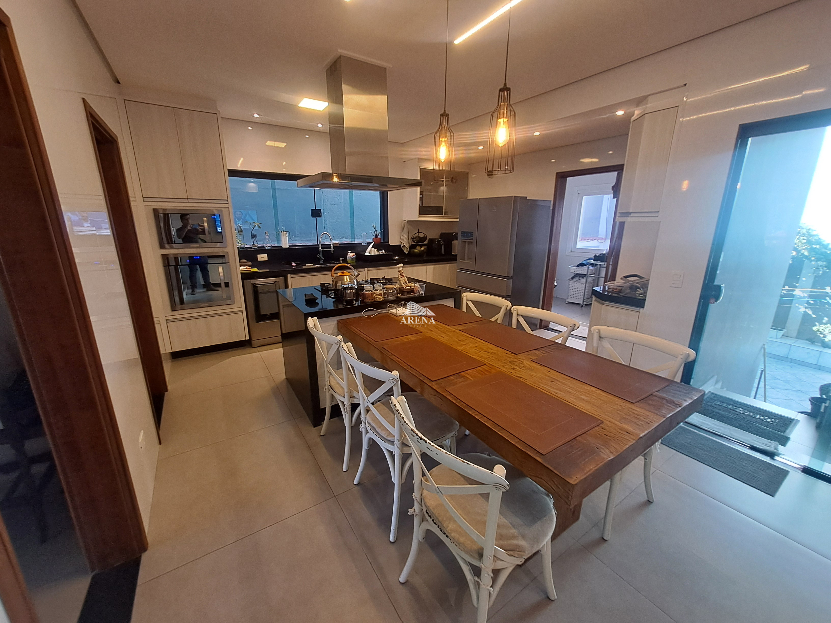 Sobrado com 4 quartos, sendo 3 com suíte e 411 metros quadrados de área construída, no Jardim Textil