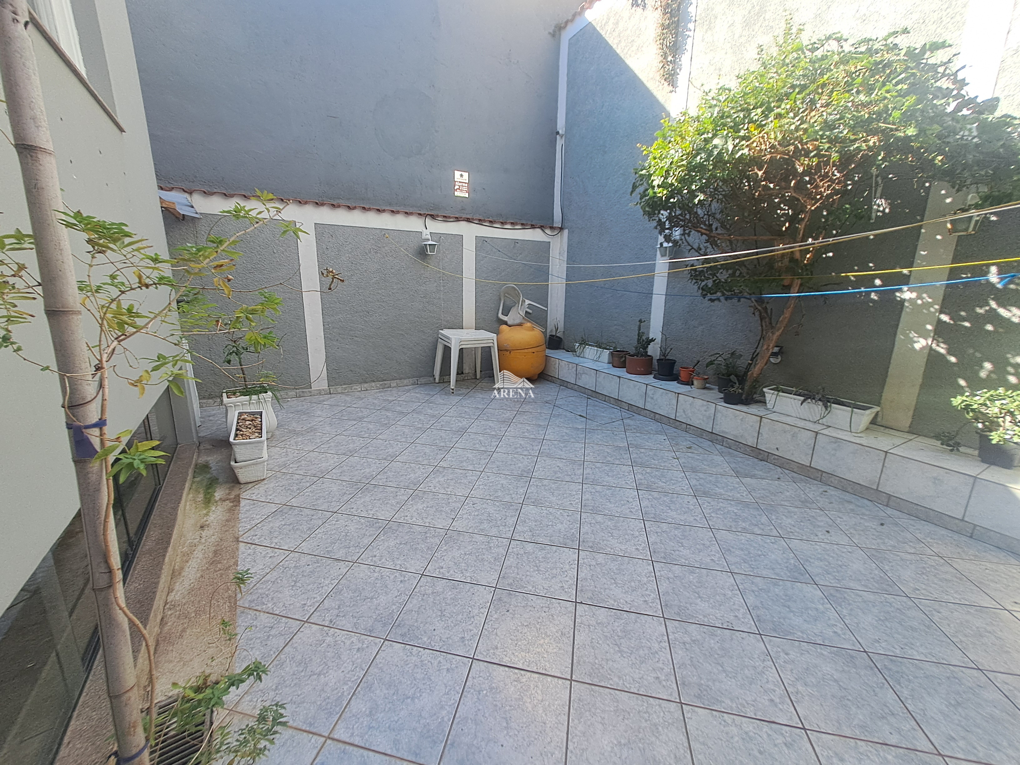 Sobrado com 4 quartos, sendo 3 com suíte e 411 metros quadrados de área construída, no Jardim Textil